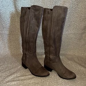 Women’s gray suede boots